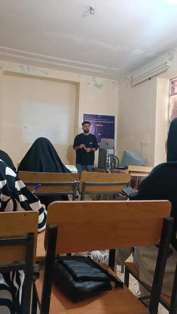 عسکر نیرومند در حال تدریس ICDL